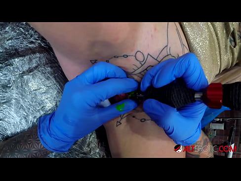 ❤️ Sully Savage mai tsananin jarfa ta yi tattoo a kan kwarin ta ❌ Batsa na Rasha
